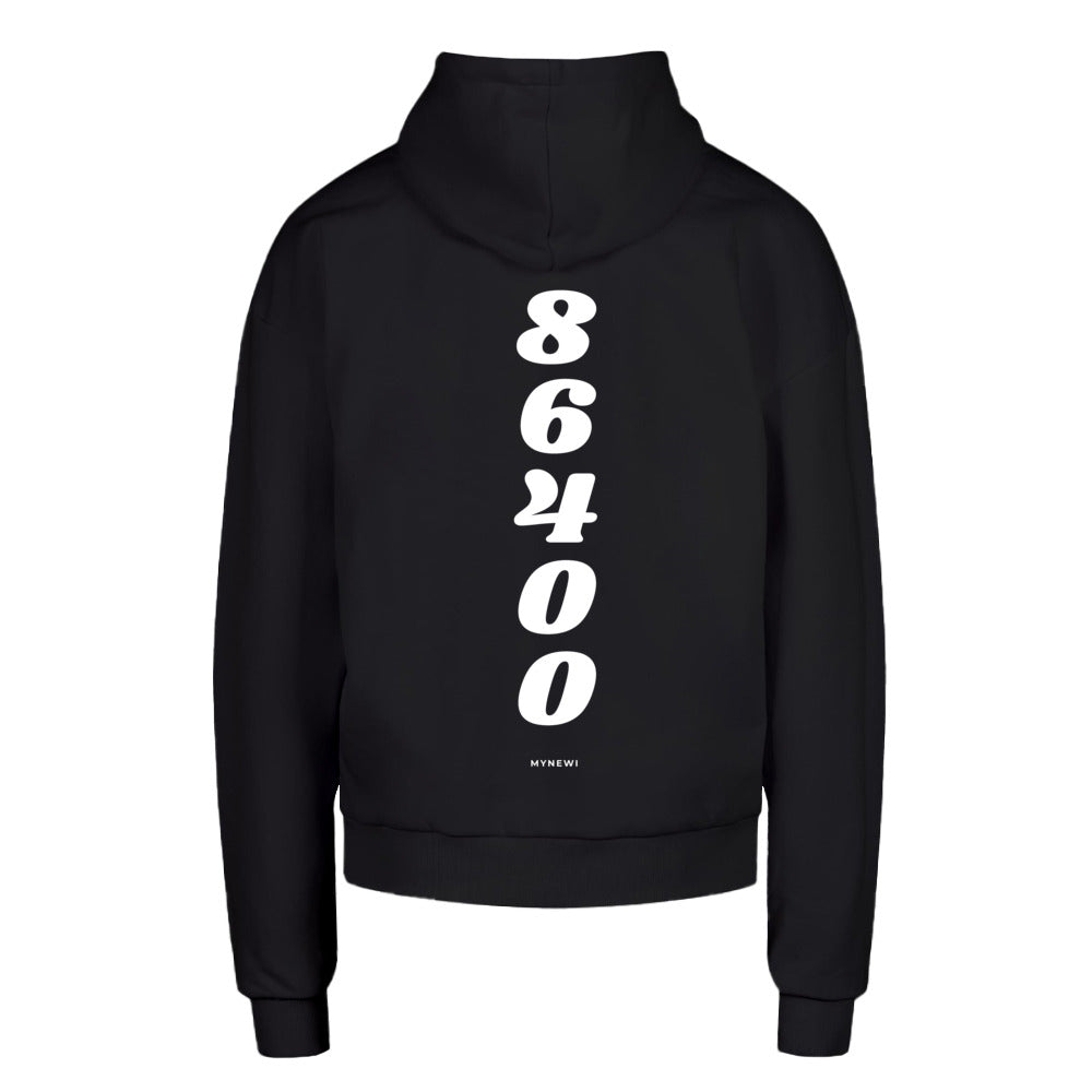 Schwarzer MYNEWI Hoodie mit vertikalem 86400 Backprint in Weiß – Rückansicht