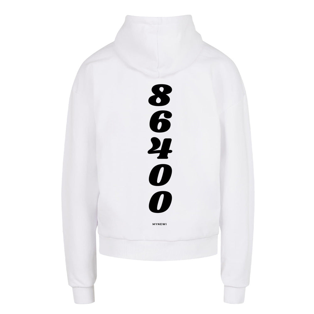 Weißer MYNEWI Hoodie mit vertikalem 86400 Backprint in Schwarz – Rückansicht